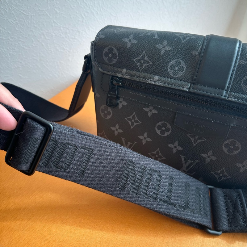 黑花紋吸釦斜背包 超級帥-7