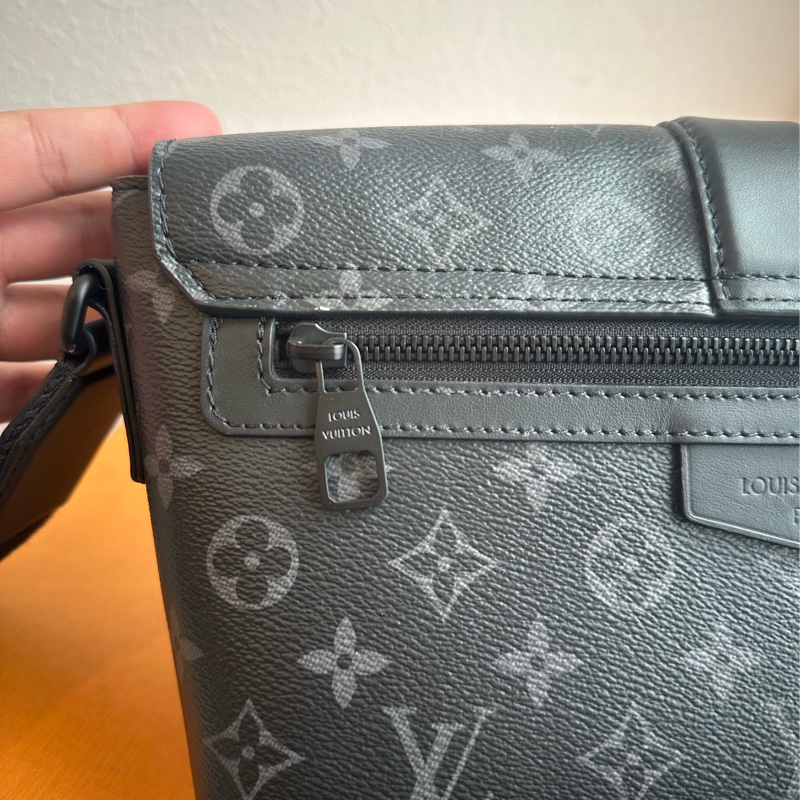 黑花紋吸釦斜背包 超級帥-9