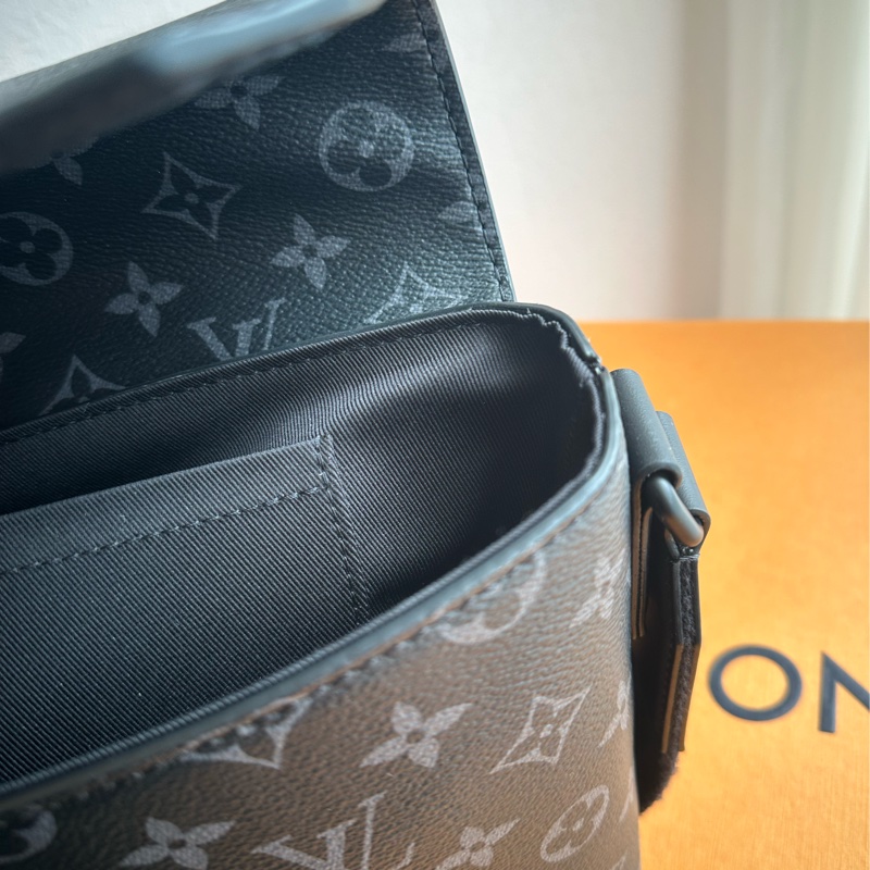 黑花紋吸釦斜背包 超級帥-11