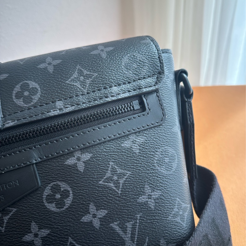 黑花紋吸釦斜背包 超級帥-16