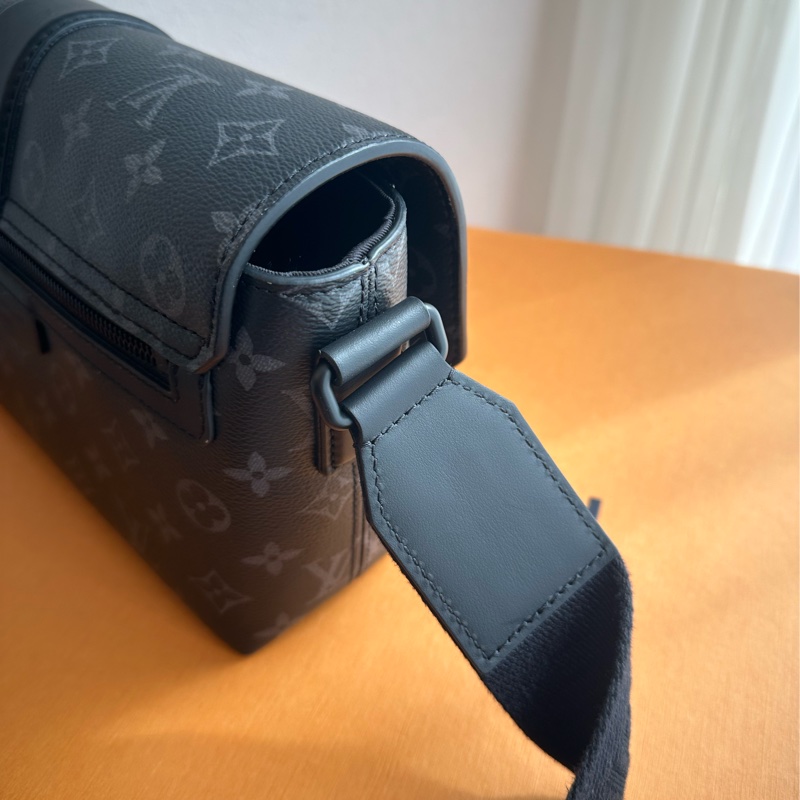 黑花紋吸釦斜背包 超級帥-18