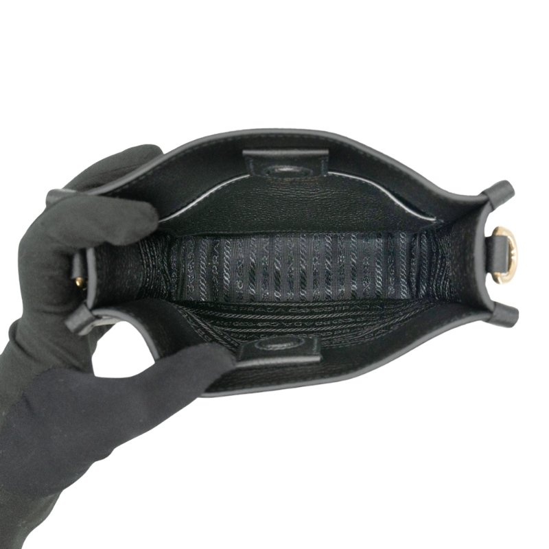 Prada 荔枝皮金三角浮雕logo直式斜背包(1BH191-黑)-4