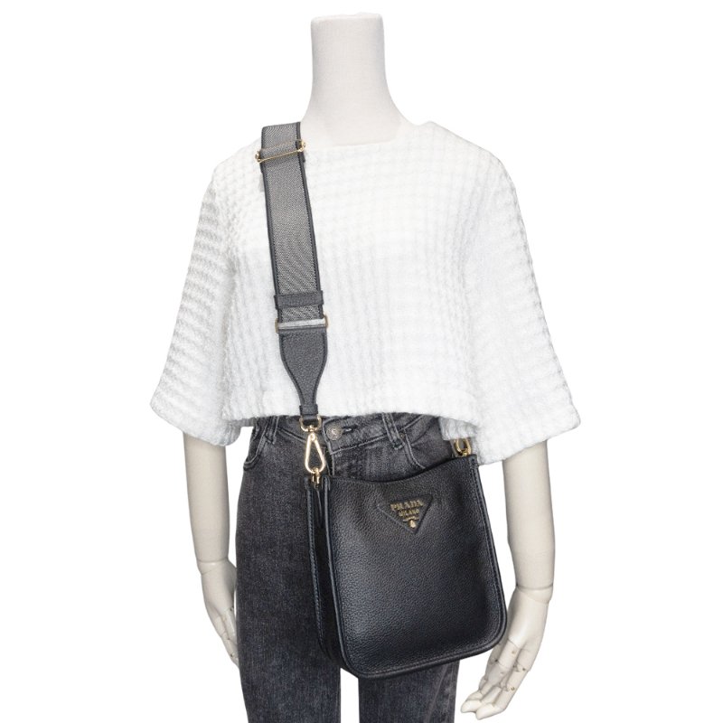 Prada 荔枝皮金三角浮雕logo直式斜背包(1BH191-黑)-5