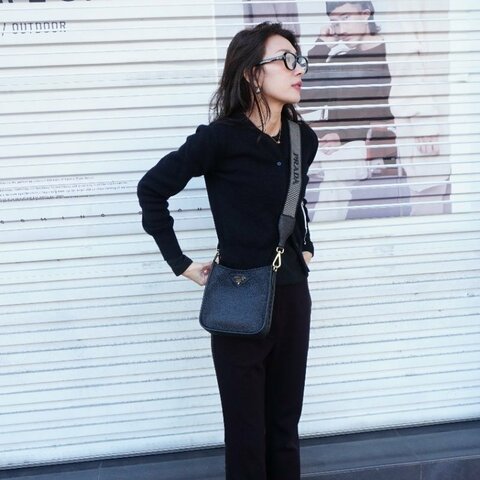 Prada 荔枝皮金三角浮雕logo直式斜背包(1BH191-黑)