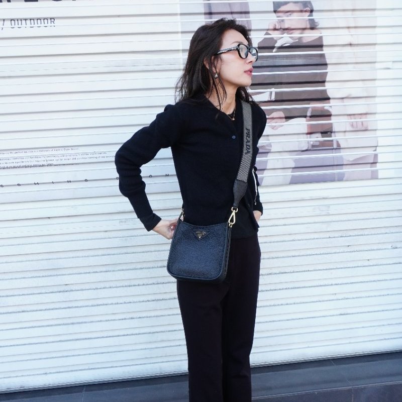 Prada 荔枝皮金三角浮雕logo直式斜背包(1BH191-黑)-0