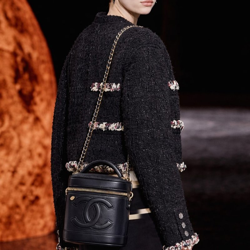 ::CHANEL:: 經典雙C LOGO菱格紋小牛皮圓筒手提/斜背包 化妝箱包 (黑色)-0