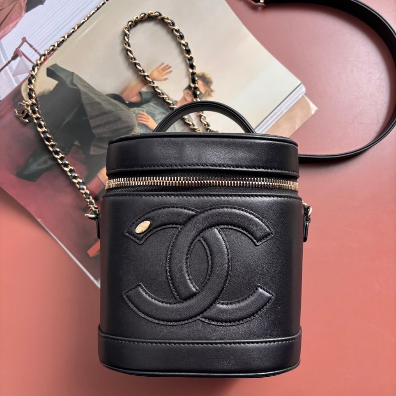 ::CHANEL:: 經典雙C LOGO菱格紋小牛皮圓筒手提/斜背包 化妝箱包 (黑色)-1