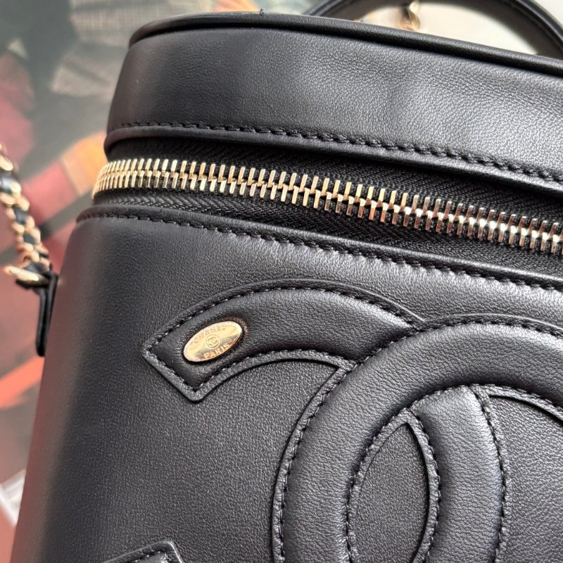 ::CHANEL:: 經典雙C LOGO菱格紋小牛皮圓筒手提/斜背包 化妝箱包 (黑色)-3