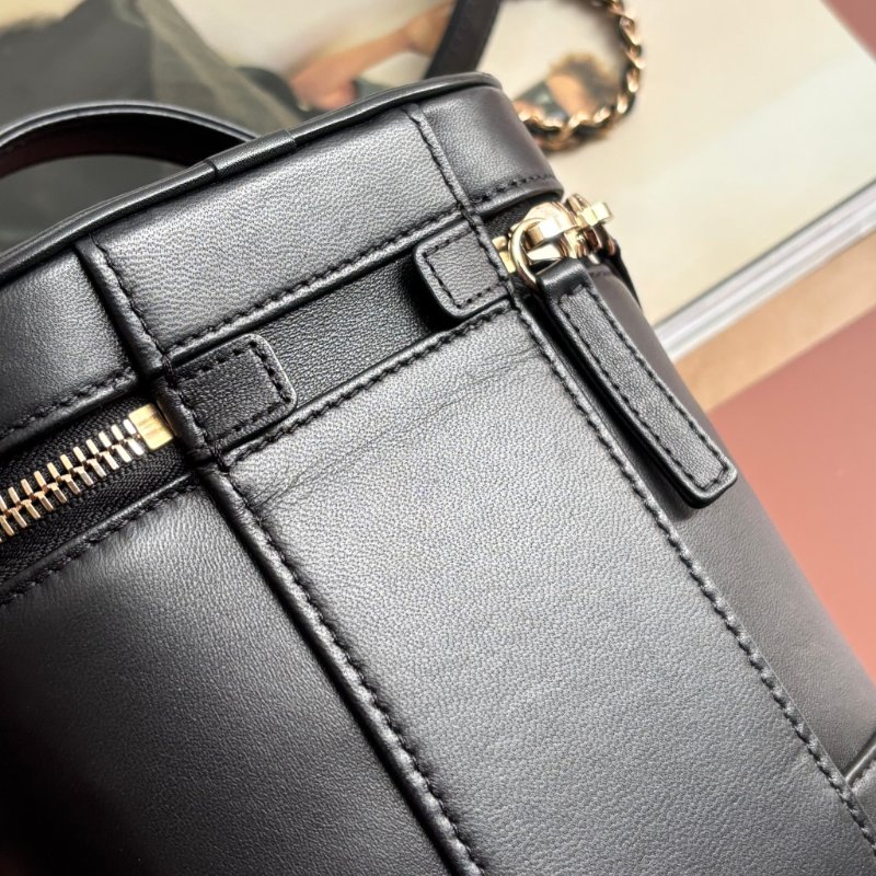 ::CHANEL:: 經典雙C LOGO菱格紋小牛皮圓筒手提/斜背包 化妝箱包 (黑色)-5