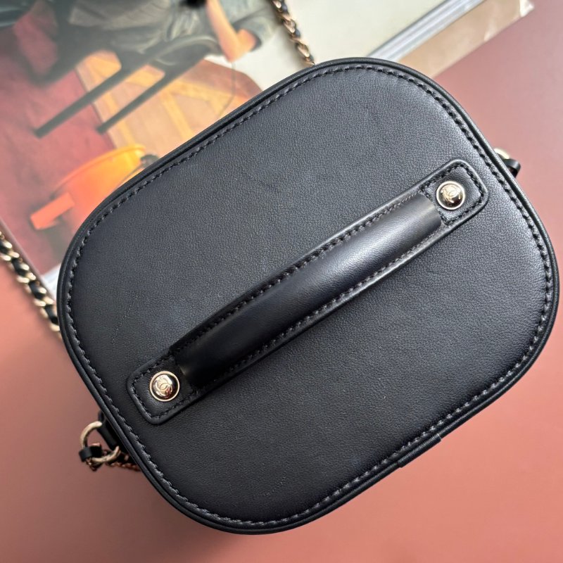 ::CHANEL:: 經典雙C LOGO菱格紋小牛皮圓筒手提/斜背包 化妝箱包 (黑色)-6