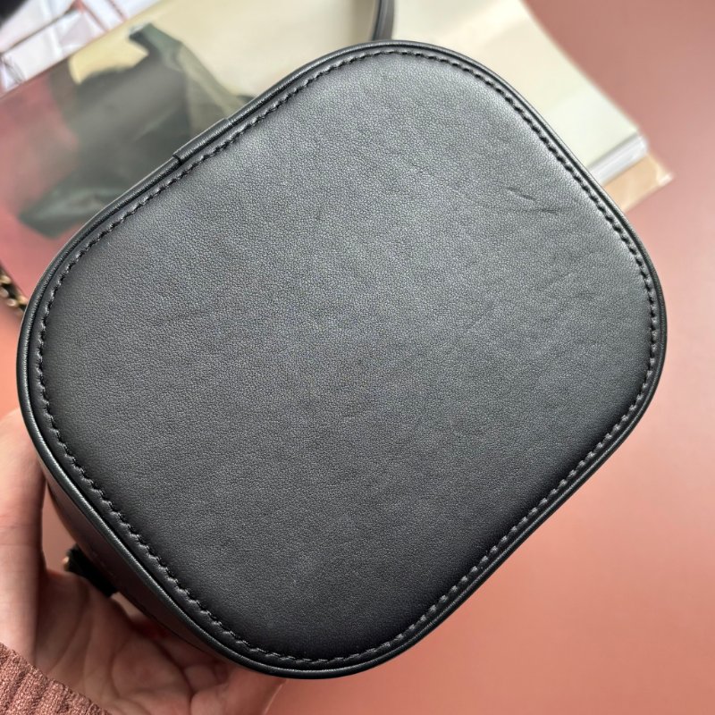 ::CHANEL:: 經典雙C LOGO菱格紋小牛皮圓筒手提/斜背包 化妝箱包 (黑色)-7