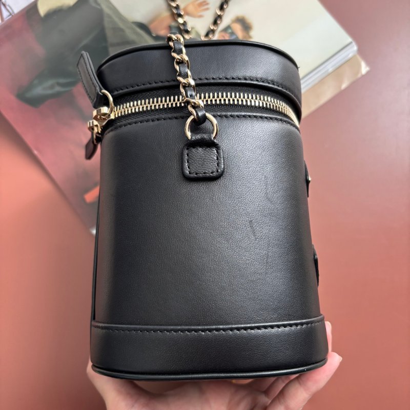 ::CHANEL:: 經典雙C LOGO菱格紋小牛皮圓筒手提/斜背包 化妝箱包 (黑色)-8