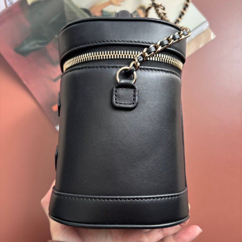 ::CHANEL:: 經典雙C LOGO菱格紋小牛皮圓筒手提/斜背包 化妝箱包 (黑色)-9