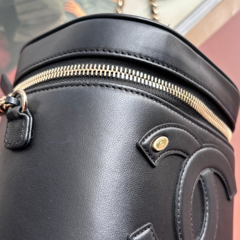 ::CHANEL:: 經典雙C LOGO菱格紋小牛皮圓筒手提/斜背包 化妝箱包 (黑色)-10