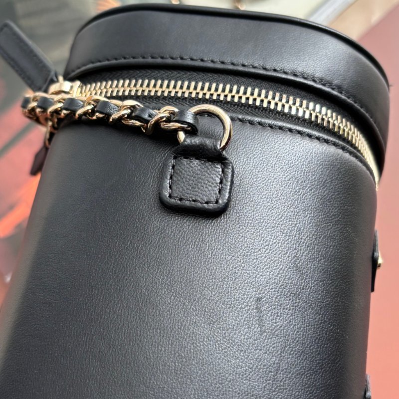 ::CHANEL:: 經典雙C LOGO菱格紋小牛皮圓筒手提/斜背包 化妝箱包 (黑色)-11