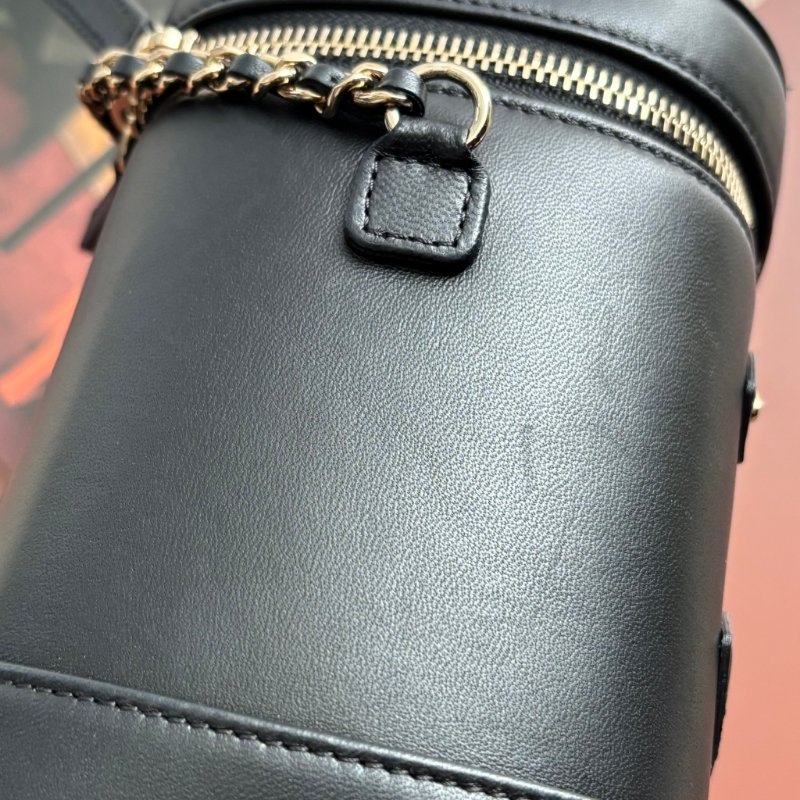 ::CHANEL:: 經典雙C LOGO菱格紋小牛皮圓筒手提/斜背包 化妝箱包 (黑色)-12