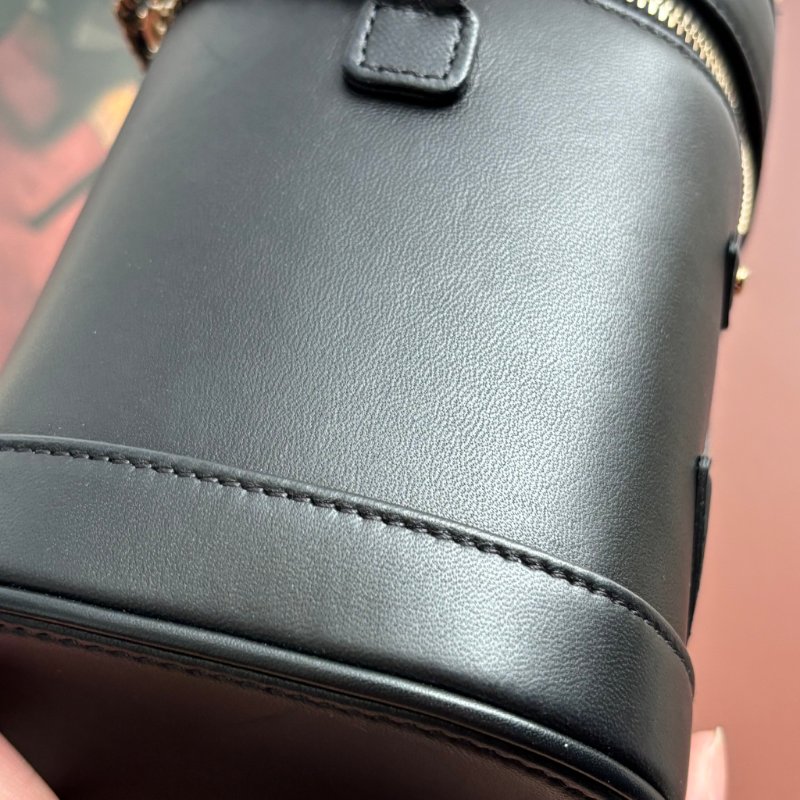 ::CHANEL:: 經典雙C LOGO菱格紋小牛皮圓筒手提/斜背包 化妝箱包 (黑色)-13