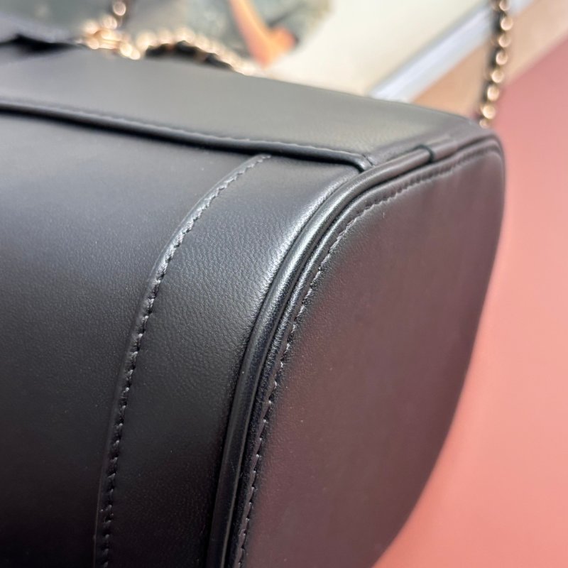 ::CHANEL:: 經典雙C LOGO菱格紋小牛皮圓筒手提/斜背包 化妝箱包 (黑色)-16