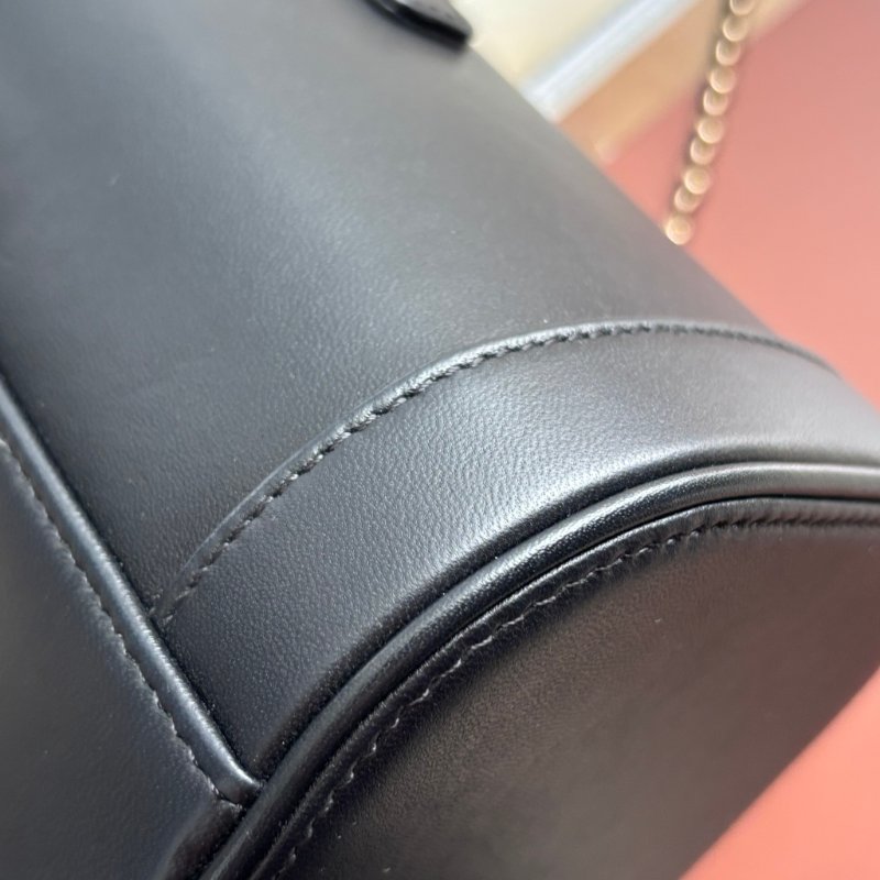 ::CHANEL:: 經典雙C LOGO菱格紋小牛皮圓筒手提/斜背包 化妝箱包 (黑色)-17