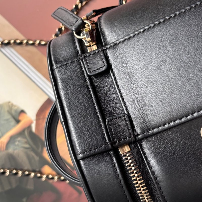 ::CHANEL:: 經典雙C LOGO菱格紋小牛皮圓筒手提/斜背包 化妝箱包 (黑色)-18