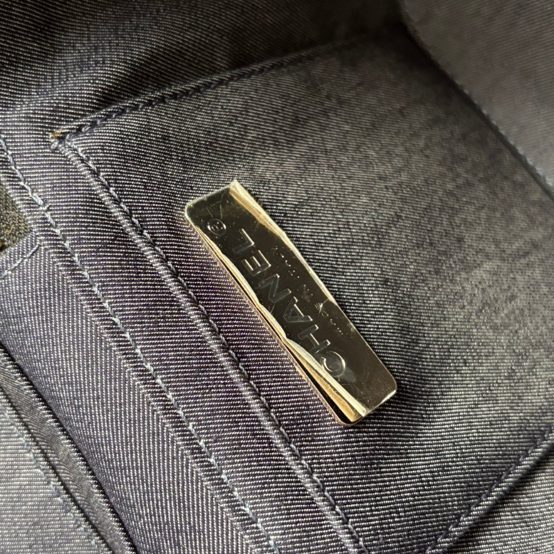 ::CHANEL:: 經典雙C LOGO菱格紋小牛皮圓筒手提/斜背包 化妝箱包 (黑色)-20