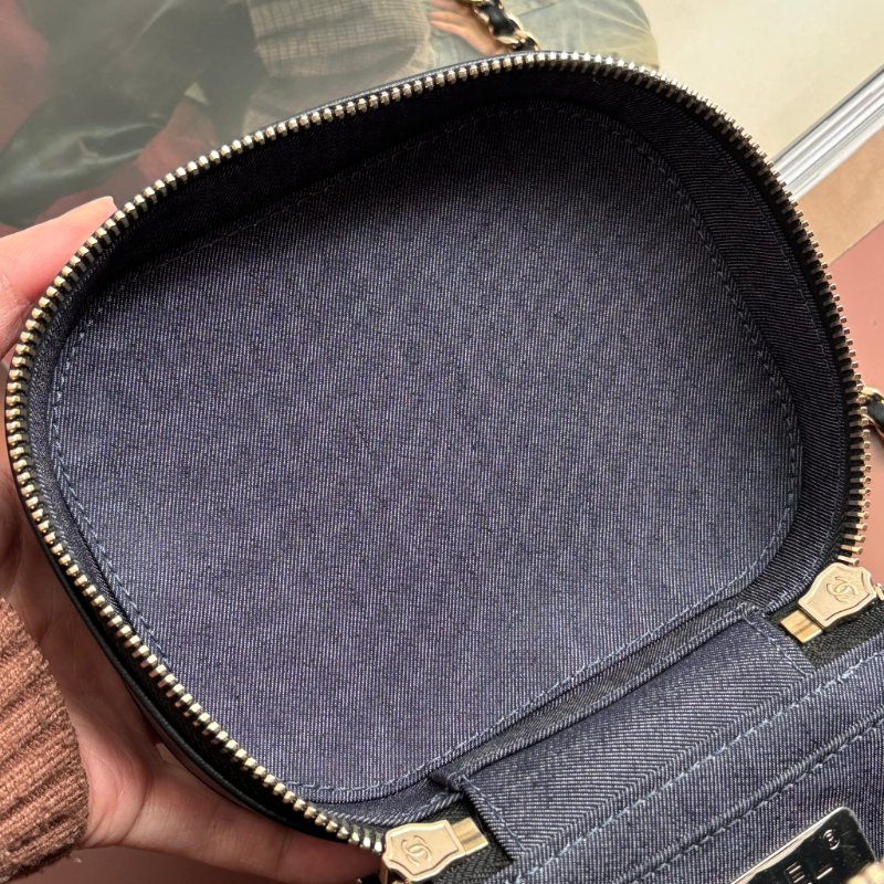 ::CHANEL:: 經典雙C LOGO菱格紋小牛皮圓筒手提/斜背包 化妝箱包 (黑色)-21