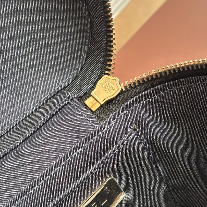 ::CHANEL:: 經典雙C LOGO菱格紋小牛皮圓筒手提/斜背包 化妝箱包 (黑色)-22