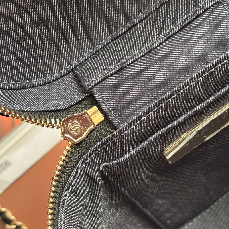 ::CHANEL:: 經典雙C LOGO菱格紋小牛皮圓筒手提/斜背包 化妝箱包 (黑色)-23