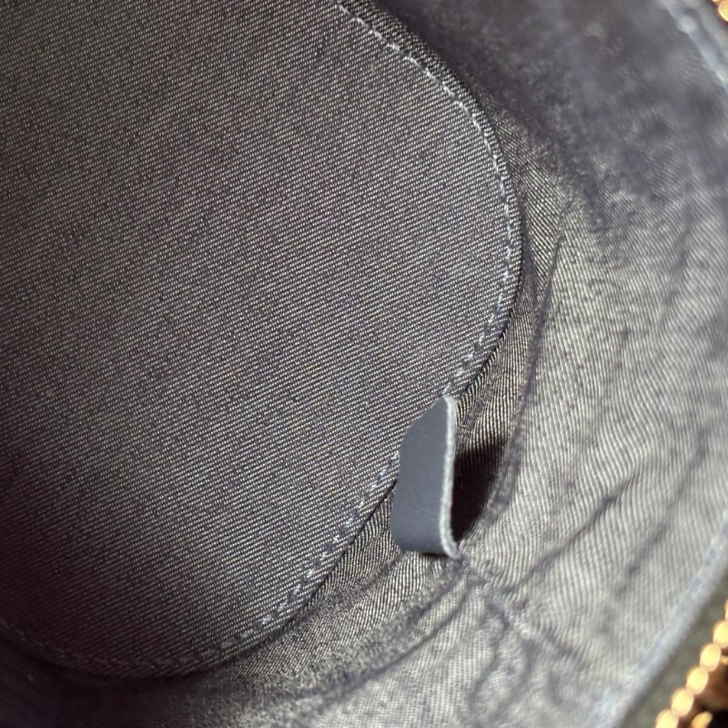 ::CHANEL:: 經典雙C LOGO菱格紋小牛皮圓筒手提/斜背包 化妝箱包 (黑色)-24