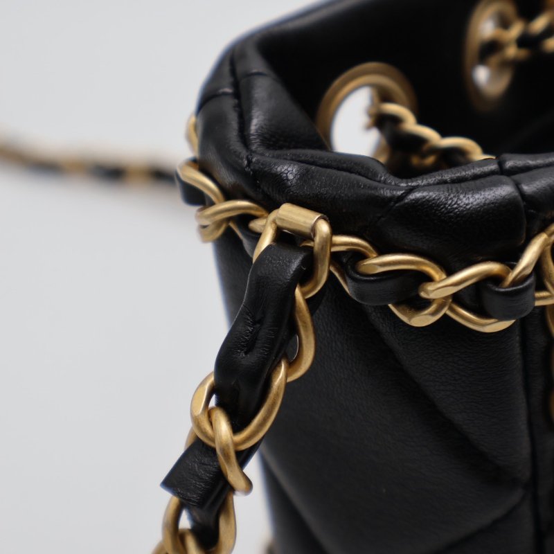CHANEL 24B皮穿鍊滾邊抽繩水桶包 - 黑金-4