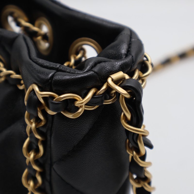 CHANEL 24B皮穿鍊滾邊抽繩水桶包 - 黑金-5