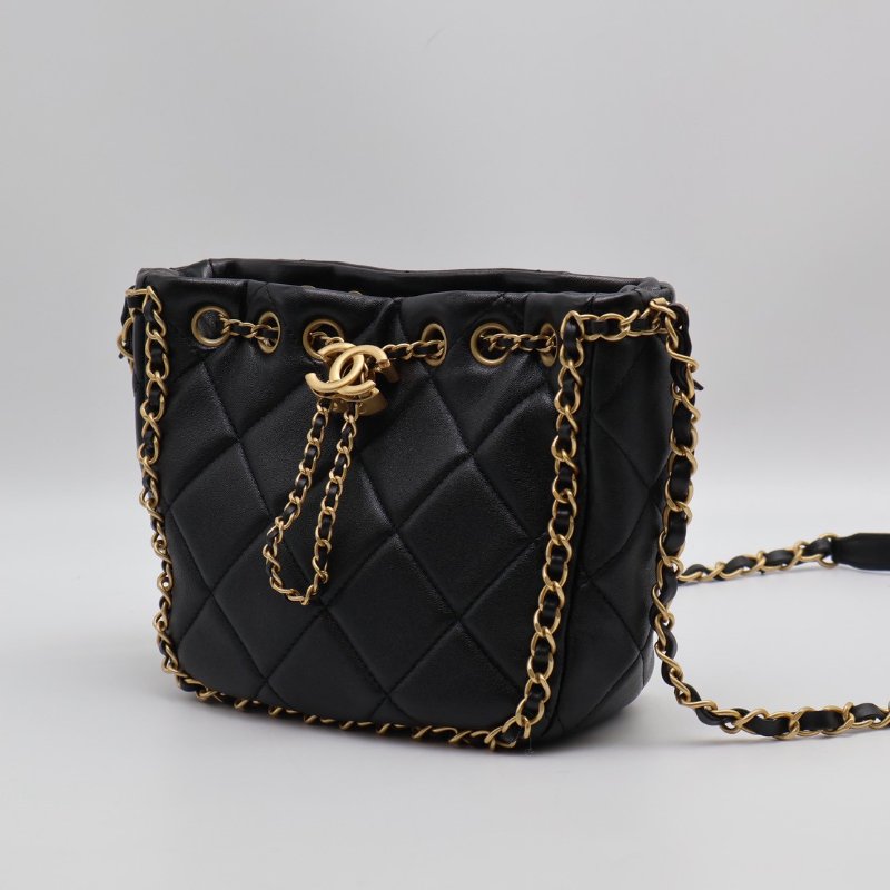 CHANEL 24B皮穿鍊滾邊抽繩水桶包 - 黑金-10