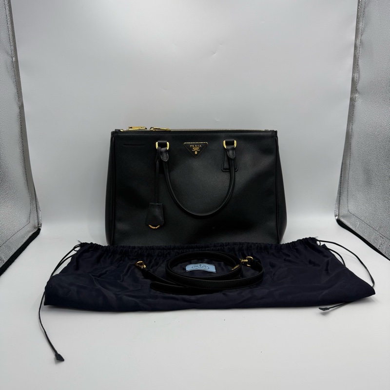 98新PRADA普拉達 殺手包 黑金 三角徽標 皮革 單肩手提包 女款 黑色 尺寸：35*25*16cm 有塵袋-1