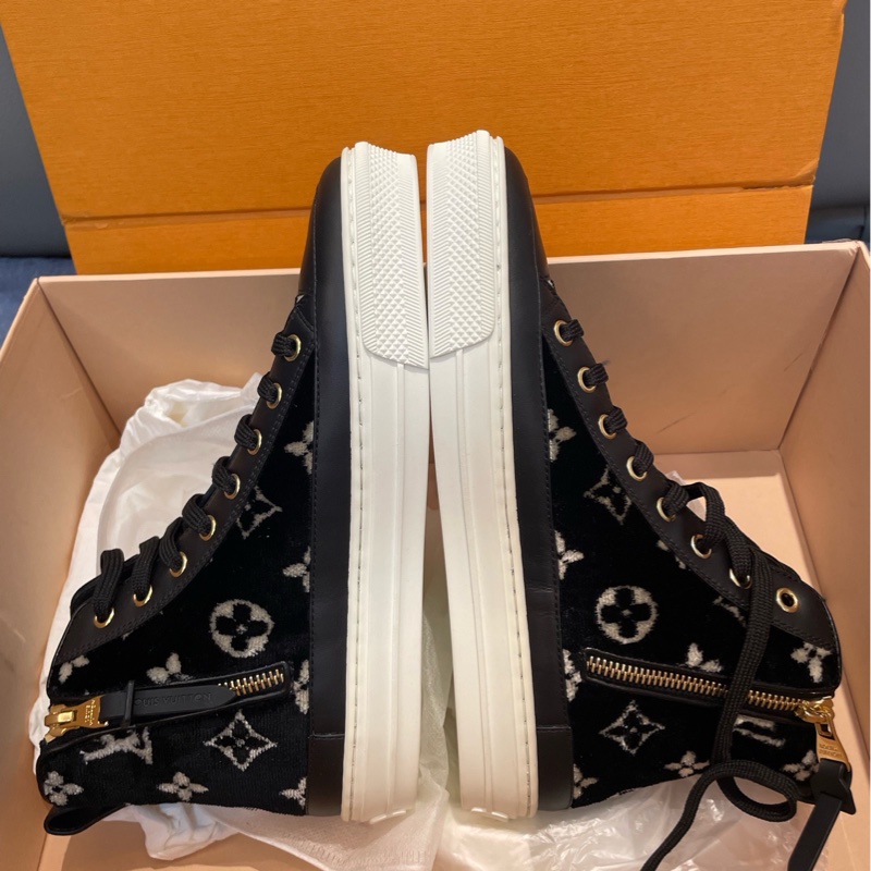 99閒置新未使用LV 經典款 Stellar 黑絲絨 高幫運動休閒板鞋 百搭時尚 36碼，一無附件-1