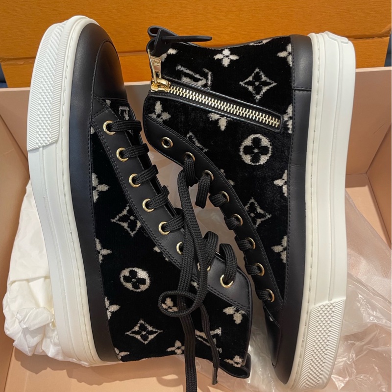 99閒置新未使用LV 經典款 Stellar 黑絲絨 高幫運動休閒板鞋 百搭時尚 36碼，一無附件-2