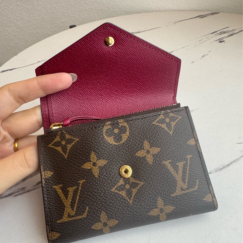 LV花紋內紅三折短夾  經典不敗的款式✨✨-14