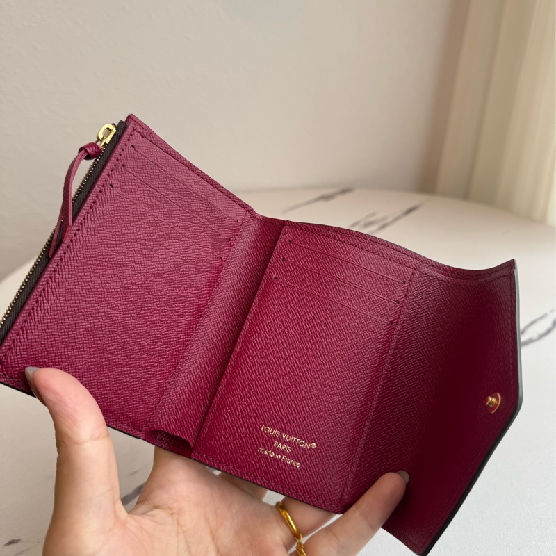 LV花紋內紅三折短夾  經典不敗的款式✨✨-17