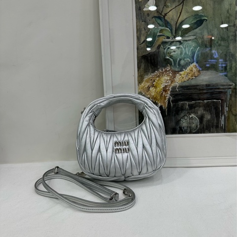 Miu Miu 銀色hobo mini 手提斜挎包 羊皮材質細膩溫柔，尺寸：14×17.5×5.5