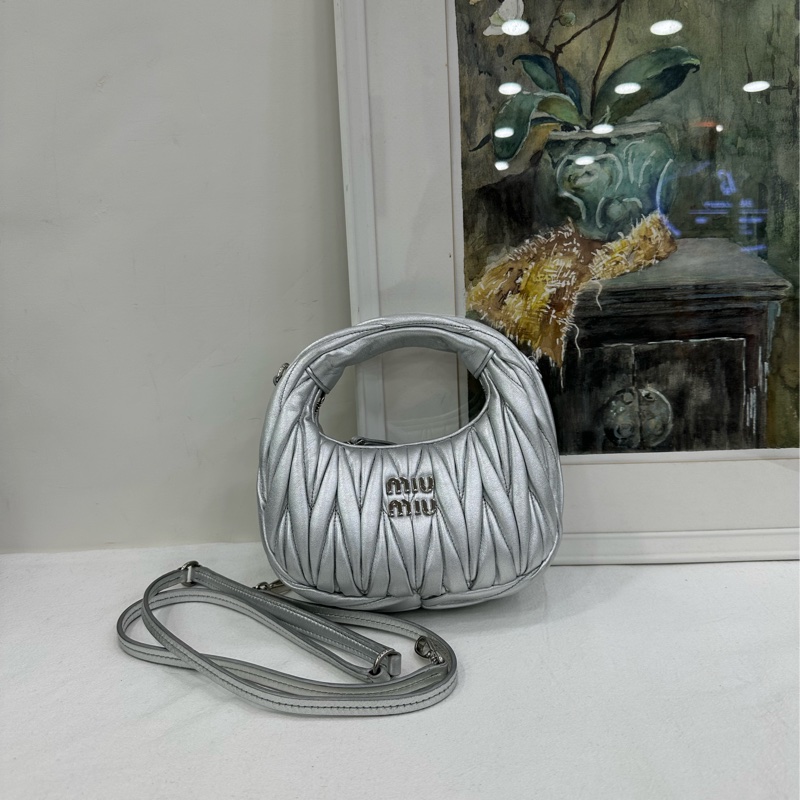 Miu Miu 銀色hobo mini 手提斜挎包 羊皮材質細膩溫柔，尺寸：14×17.5×5.5-0