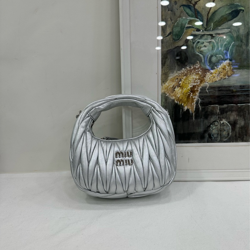 Miu Miu 銀色hobo mini 手提斜挎包 羊皮材質細膩溫柔，尺寸：14×17.5×5.5-1