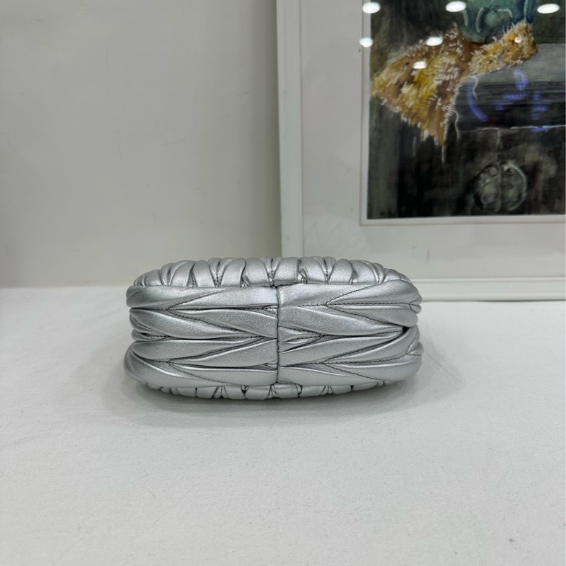 Miu Miu 銀色hobo mini 手提斜挎包 羊皮材質細膩溫柔，尺寸：14×17.5×5.5-5