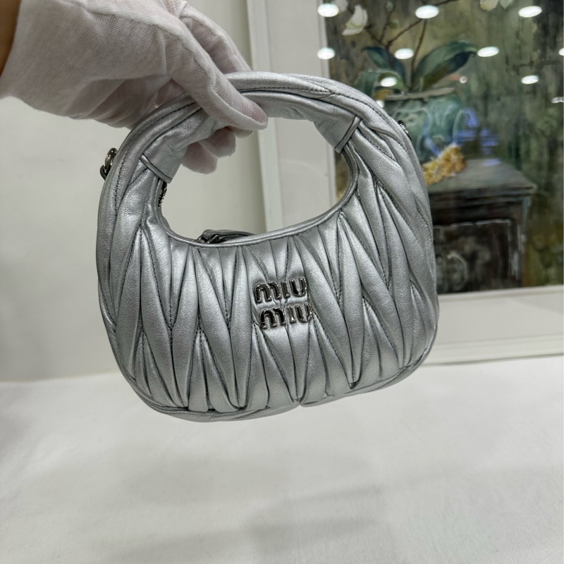 Miu Miu 銀色hobo mini 手提斜挎包 羊皮材質細膩溫柔，尺寸：14×17.5×5.5-6