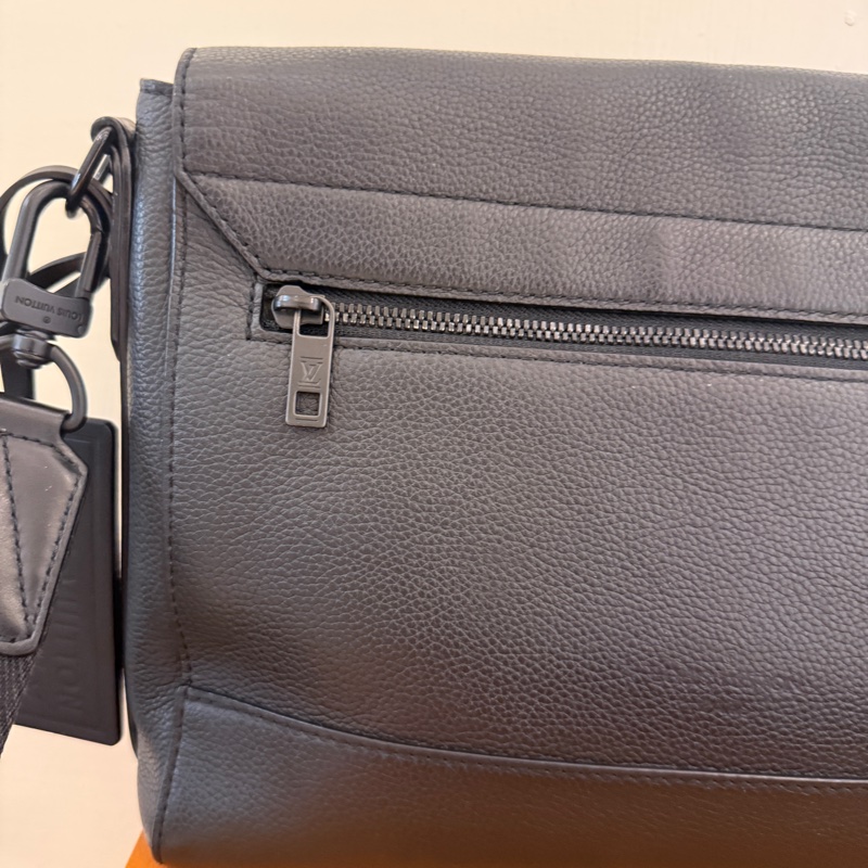 lv 很好看的男包💕💕💕-14