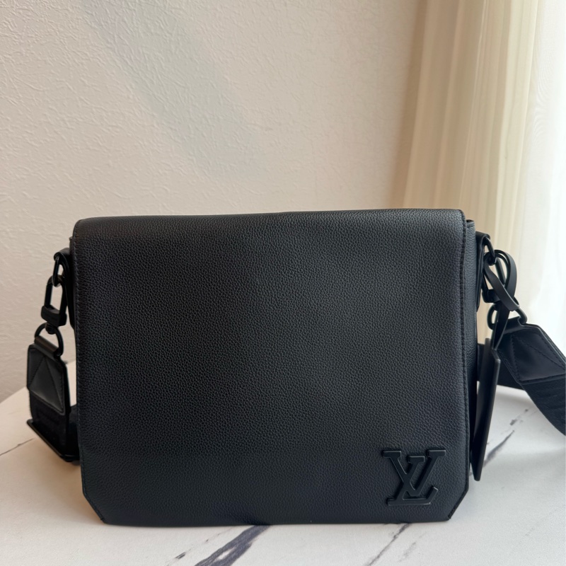 LV黑皮革黑織帶掀蓋斜背包-0