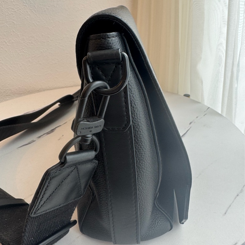 LV黑皮革黑織帶掀蓋斜背包-2