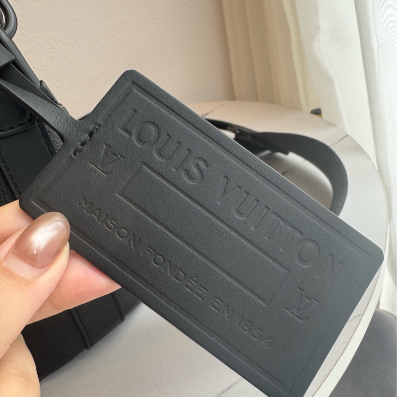 LV黑皮革黑織帶掀蓋斜背包-4