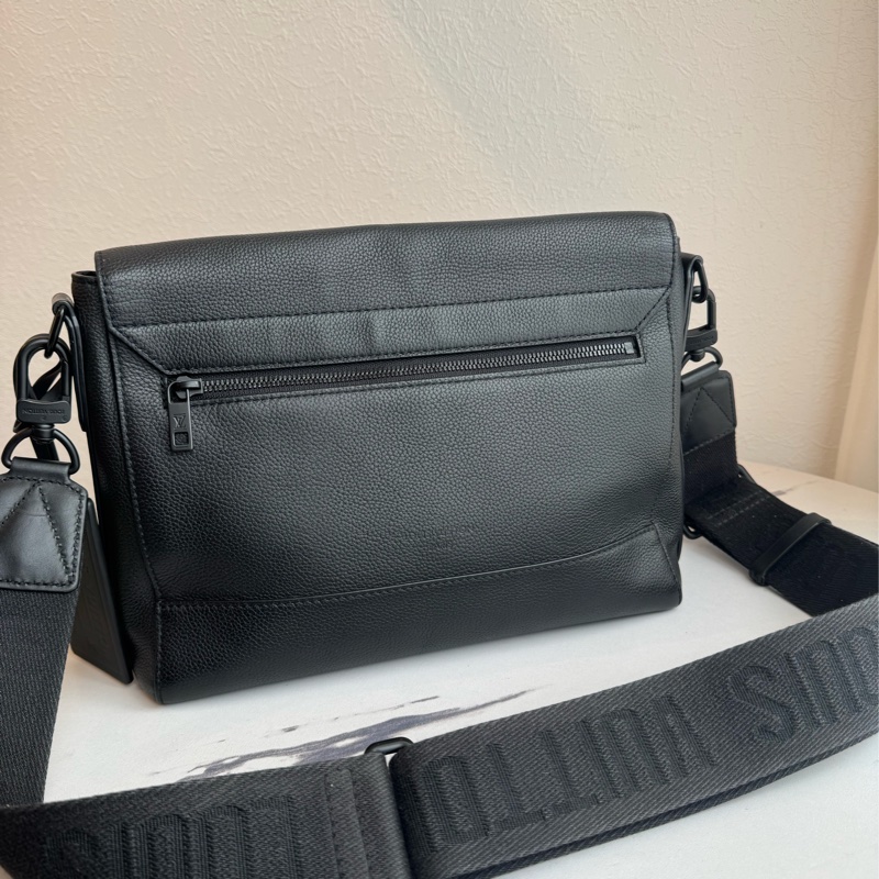 LV黑皮革黑織帶掀蓋斜背包-5