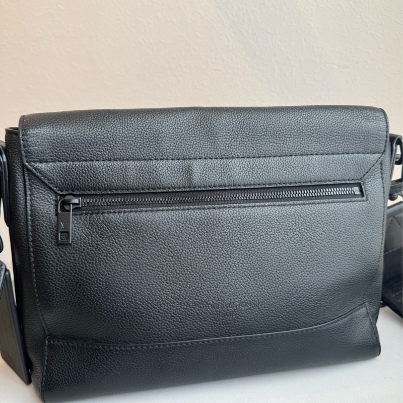 LV黑皮革黑織帶掀蓋斜背包-6