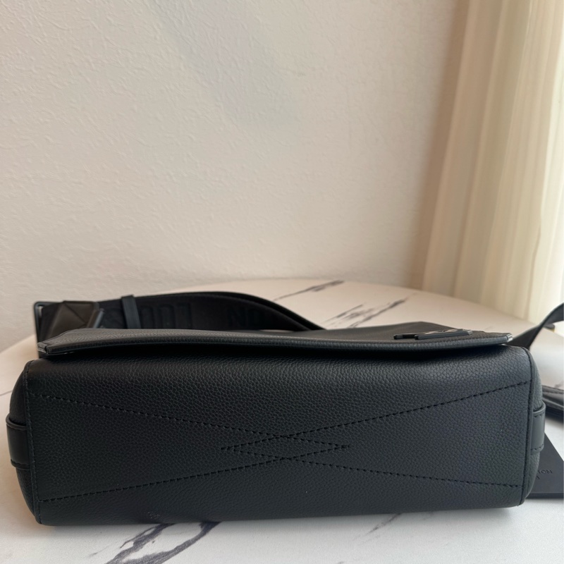 LV黑皮革黑織帶掀蓋斜背包-7