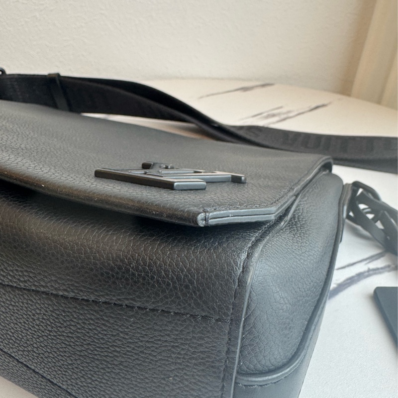 LV黑皮革黑織帶掀蓋斜背包-9